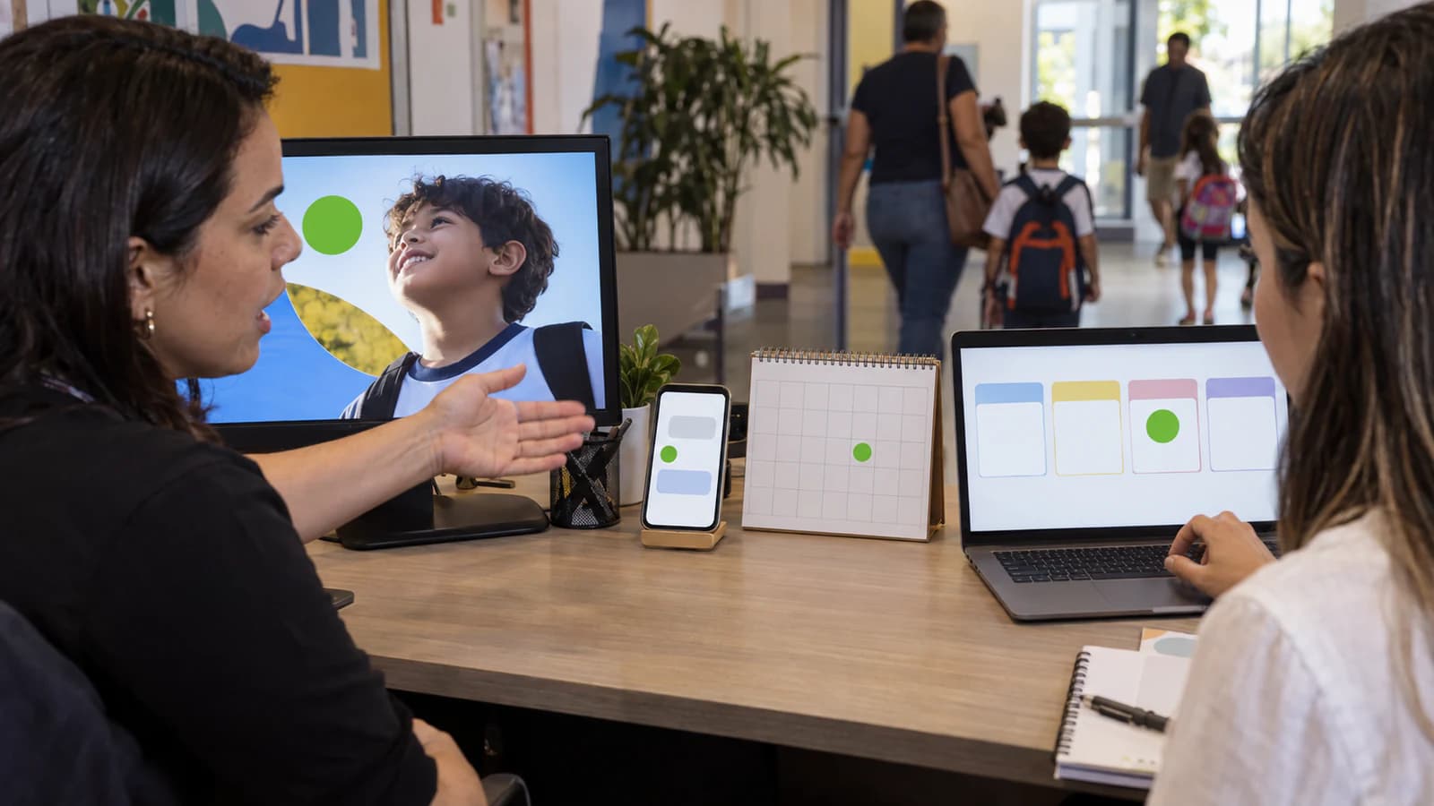 Equipe de marketing e admissões conectando campanha, agenda e CRM na captação de alunos
