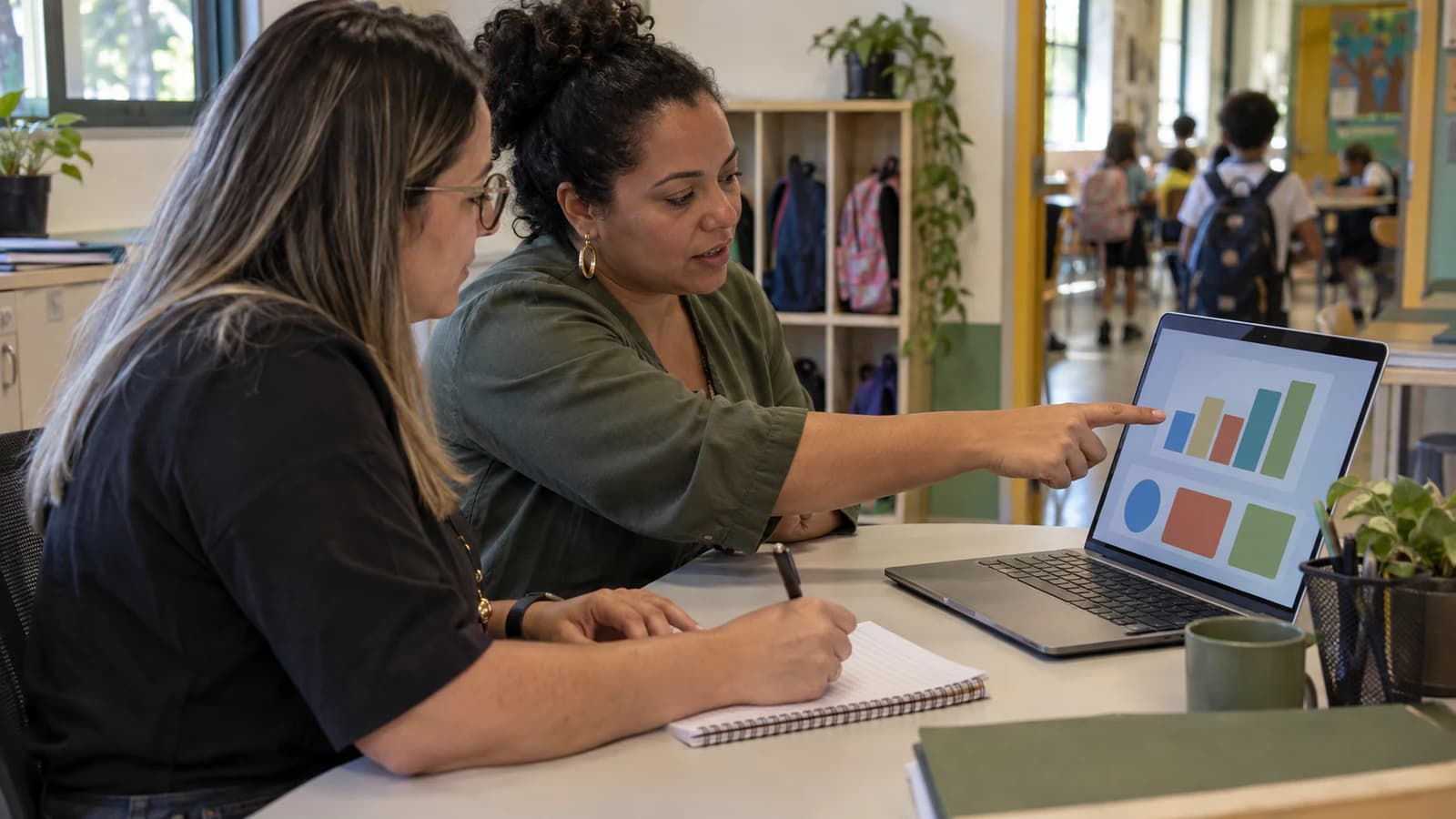 Gestores escolares avaliando um CRM educacional em uma rotina de captação