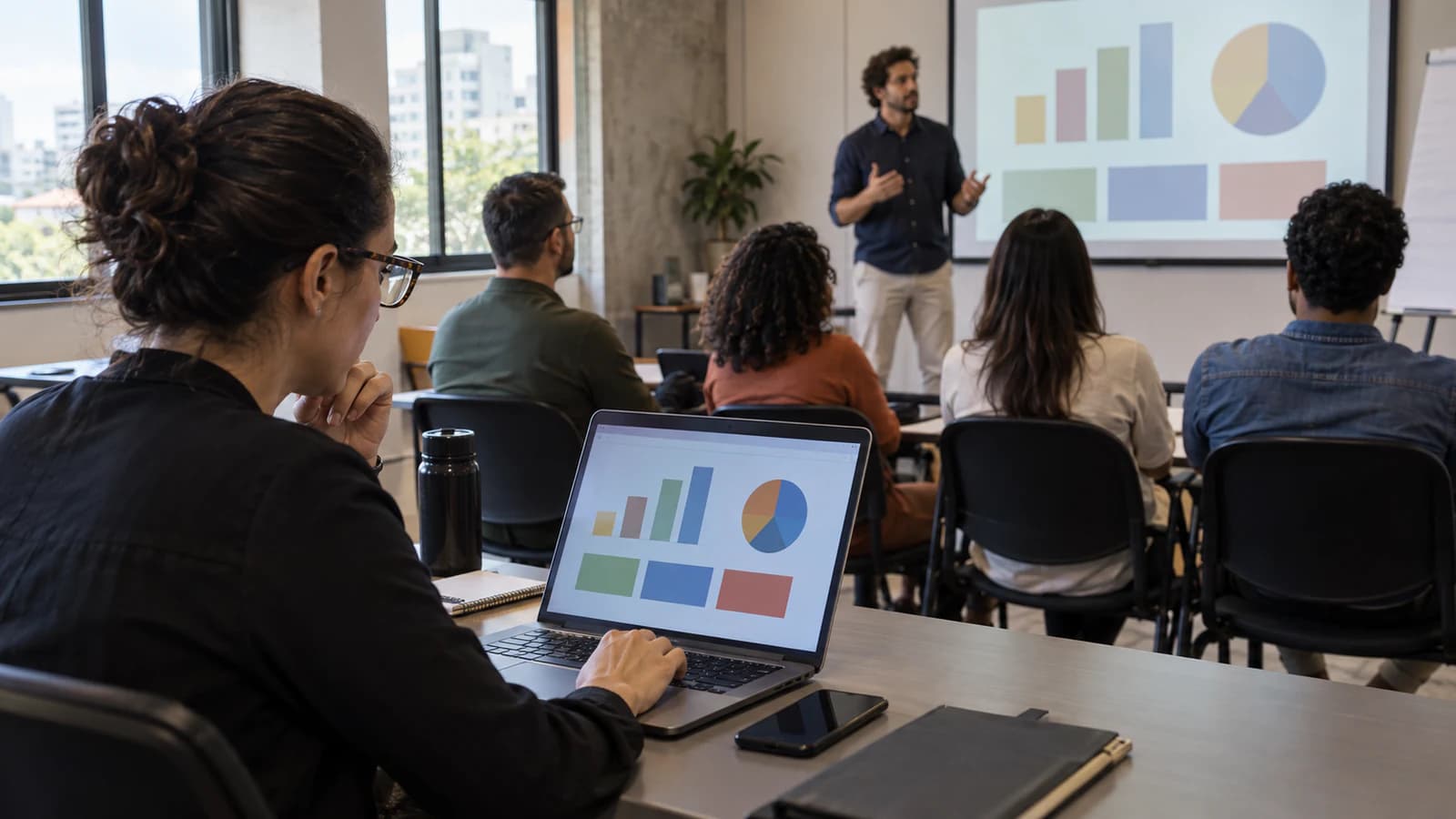 Curso de oratória com aula em andamento e equipe comercial acompanhando o CRM